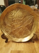 Brąz, talerzyk ozdobny, sygnowany podpisem na stojaczku. 