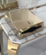 Złoty podajnik do ręczników papierowych