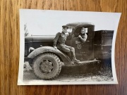 Zdjęcie żołnierza w ciężarówce ZIS-150 (2192)  