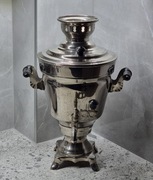 Samowar elektryczny rosyjski radziecki z 1979 r. eksponat rekwizyt