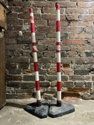 2 slupki drogowe czerwono biale