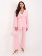 Różowy damski garnitur z wiązaniem w talii