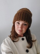 Ręcznie robiona czapka z wełny owczej – kolor toffi, handmade.