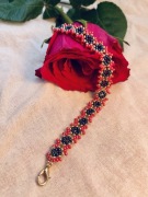 Ręcznie Pleciona Bransoletka „Rubinowy Blask”