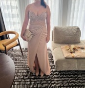 Olśniewająca suknia wieczorowa w kolorze złotym