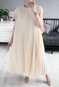 Długa plisowana sukienka luźna kremowa ecru elegancka na okazje 