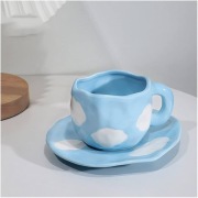 NOWA ceramiczna filiżanka 350 ml ze spodkiem w chmurki komplet ceramika
