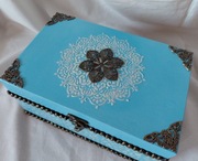 Drewniana szkatułka na biżuterię - błękitna, metalowe okucia, NOWA