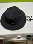 Czapka kapelusz czarny na głowę.