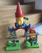 Zestaw klocków konstrukcyjnych zawiera 2 figurki