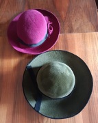 2 pilśniowe kapelusze/kapliny. Wykonane na zamówienie w czasach PRL