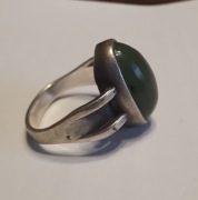 Srebrny pierścionek, nefryt, Rytosztuka