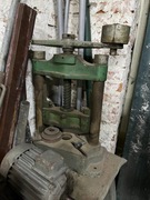 ręczna prasa śrubowa dwukolumnowa