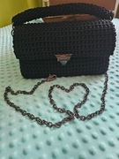 Szydełkowa czarna torebka kopertowa na łańcuszku. 