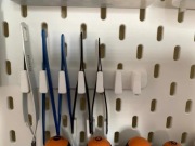 Uchwyt wieszak zawieszka IKEA SKADIS  – Biały/Czarny NA PĘSETY