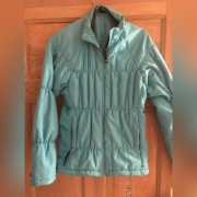 Kurtka adidas lekka do noszenia pod inną kurtkę 