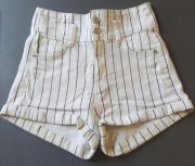 WIOSNA - Krótkie spodenki w paski Bershka EU34