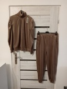 Dres kolor fango z weluru , stójka marszczenie przy rękawie.