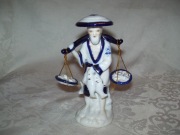 FIGURKA PORCELANOWA - CHIŃCZYK Z WAGĄ  - ok. 14 cm