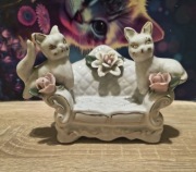 Sofa ozdobna porcelanowa w kotki i kwiatki PRL