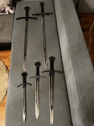 Dekoracja na ścianę - imitacja przypominająca miecze