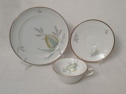 Trio porcelanowe z motywem liści i złotymi obwódkami, Dresden Petra