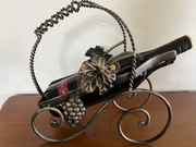 Stary metalowy stojak na wino ze strychu jak nowy