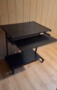 Czarne Biurko komputerowe na kółkach – bardzo dobry stan