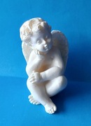 figurka ceramiczna - Aniołek siedzący