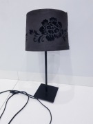 Stara dekoracyjna lampa z abażurowym defektem 