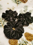 Duża gumka scrunchie handmade czarna satynowa 