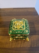 Stylowy kuferek na biżuterię – zielony, ozdobny, złote zdobienia