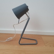 Lampa biurkowa Leitmotiv model Z, szara