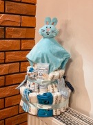 Tort z pieluszek - idealny prezent na baby shower dla chłopca