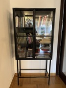 Czarna witryna Meta Hibsch