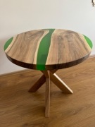 Stolik kawowy - Blaty z orzecha włoskiego z żywicą