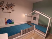 Podwójne drewniane łóżko domek