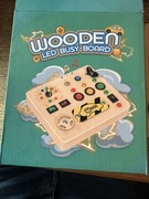 Zabawka sensoryczna dla dzieci 1–6 lat – drewniany busy board z LED