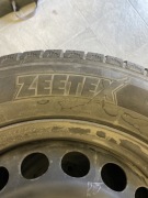 Komplet opon zimowych Zeetex 215/55R216 z felgami