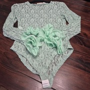 Body koronkowe z rękawem dzwonek wykończony falbanką 