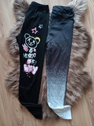 Dwie pary leginsów czarne z napisami I szaro białe 152 cm 