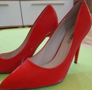 Eleganckie szpilki czerwone, nabłyszczane r.38