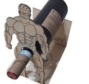 Śmieszny stojaczek na wino z okazji 18 urodzin 