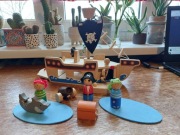 Smiki, drewniany statek piracki z figurkami