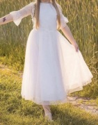 Sukienka komunijna przyozdobiona błyszczącą taśmą Sly