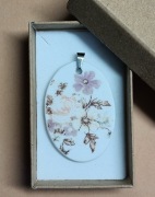 wisiorek z porcelany - upcycling, rękodzieło, unikat 1 szt. 
