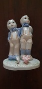 Figurka dwóch chłopców 