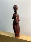 rzeźba drewniana 53g 17cm klęcząca kobieta z tobołkiem 