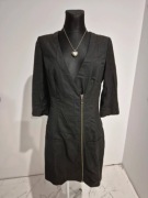 Czarna sukienka zapinana ma zamek Vila