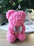 Miś z róż piankowych różowy wys. 23 cm